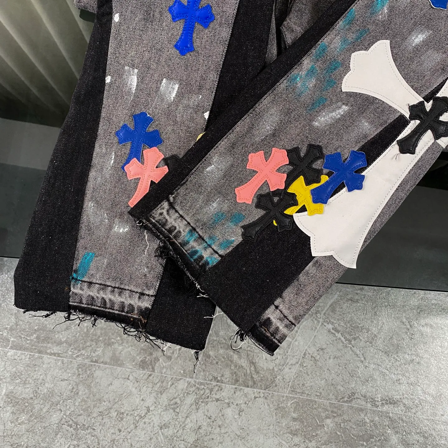 P330 CH Chromehearts colorful spliced ​​cross patch leather retro hand-painted splash-ink jeans, counter price 34W level, patch cross flower embellishment, washed jeans! ! An absolutely high-end luxury product, a 1.9W-level god-level single product, a super popular product, made by top heavy industry, a magic weapon that cannot be missed! [About Zangyin] This is an extremely luxurious fashion brand that can also be called the aristocracy of the high street. It has always been an exclusive brand for some hipsters or rich second generations. Compared with ordinary high streets, it is more luxurious and noble. Compared with luxury brands, it is more fashionable and individual. It has always been a brand that I have a special liking for. [Top heavy industry fashion design] Consistently high-street luxury style. Speaking of this style, the Zangyin family and GU family are definitely the leading representative brands. Especially the Zangyin family has really achieved a state-of-the-art effect in creating high-street style. The unique washed material is used to create this style. The color system is already quite eye-catching. After it is decorated with patchwork cross flowers, it cleverly highlights the charm of the brand. Secondly, this style uses classic The high-waist cutting design highlights the long legs and fashionable temperament of the upper body. The brand is highly recognizable and the slim fit configuration is more suitable for daily wear. It is a product that interprets personality, fashion, and specifications at a glance. This single product is enough to make any fan excited. It can be a white T-shirt for a youthful college style, or a tight suspender for a royal style. It has strong matching ability and can be easily controlled by men.  [Materials and craftsmanship] Needless to say, this point goes without saying. As an excellent craftsman brand, Zangyin’s requirements for details and craftsmanship are really perfect. The washed color of this model has gone through so many processes, not to mention the embellishment of denim appliques. It is also purely hand-made and sewn. Just like what they believe in, only hand-made things have soul and have the meaning of wear. A top-notch heavy-duty fashionable denim item, I look forward to your perfect interpretation! !  Color: black gray Size: 28-36
